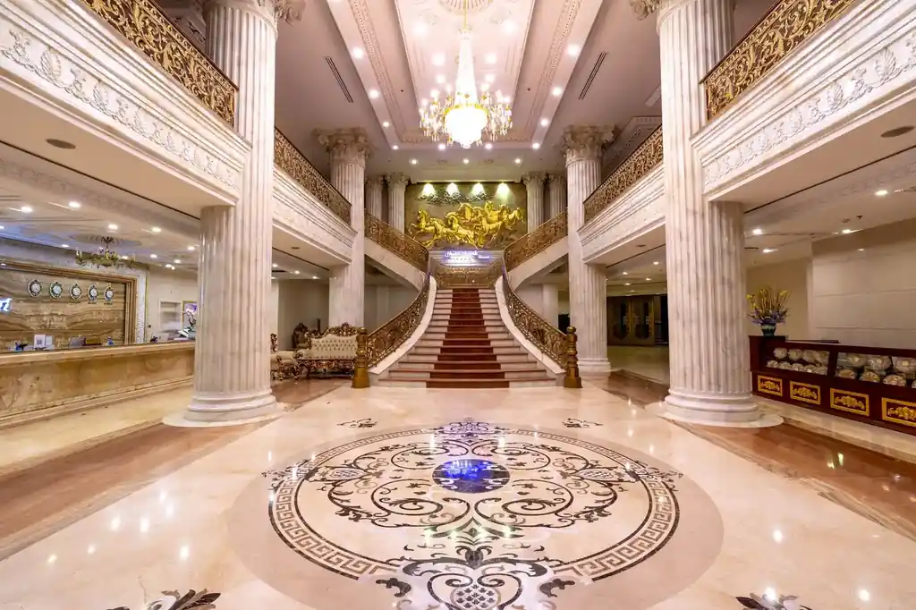 Raverihotel Retreat interior