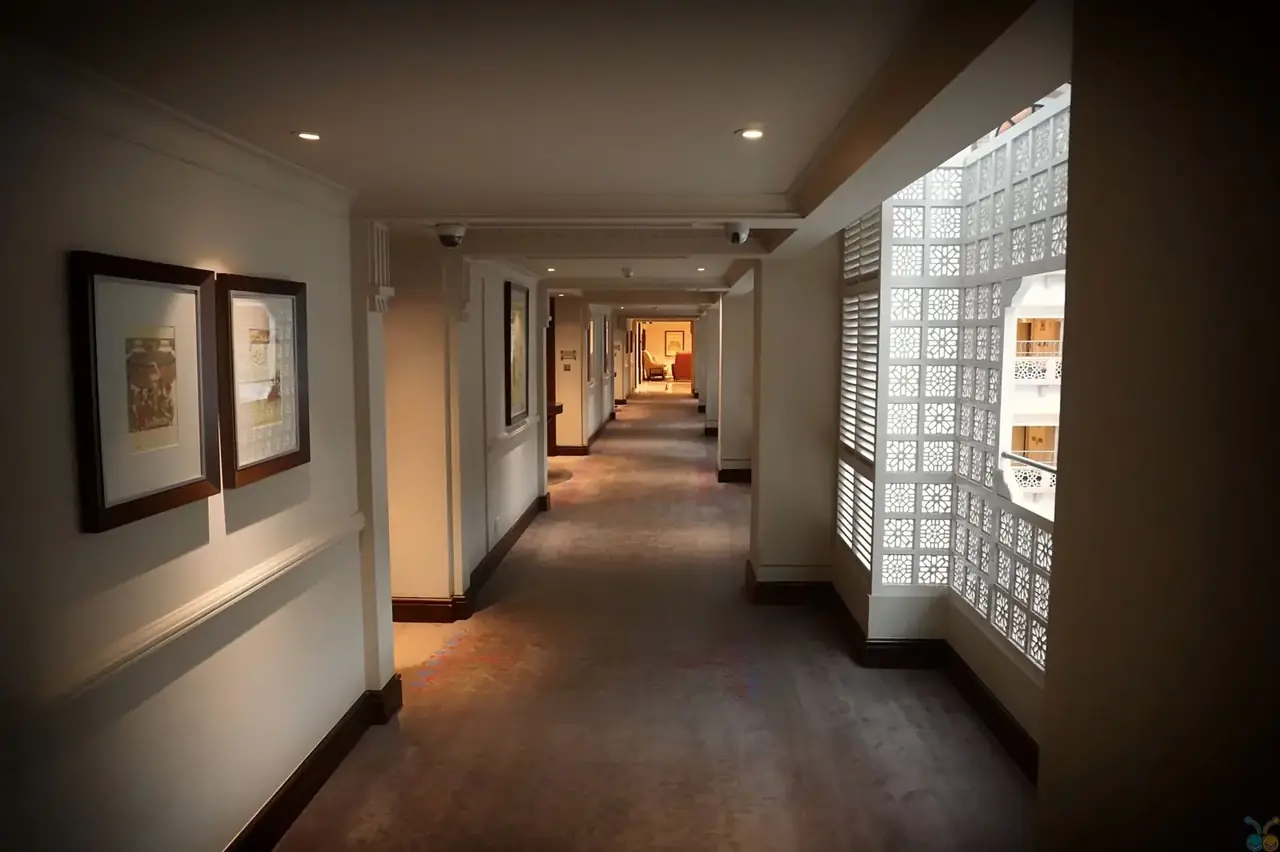 Raverihotel Retreat interior corridor
